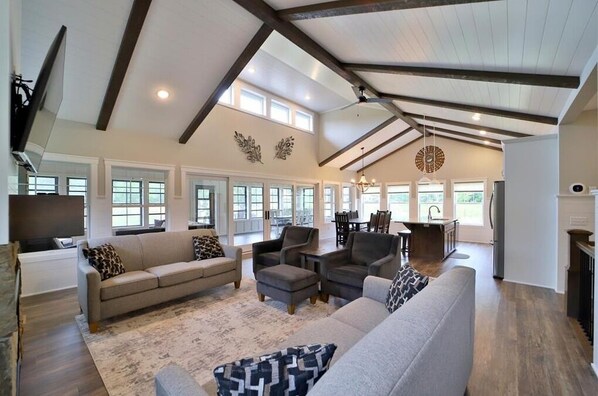 テレビ、暖炉、DVD プレーヤー