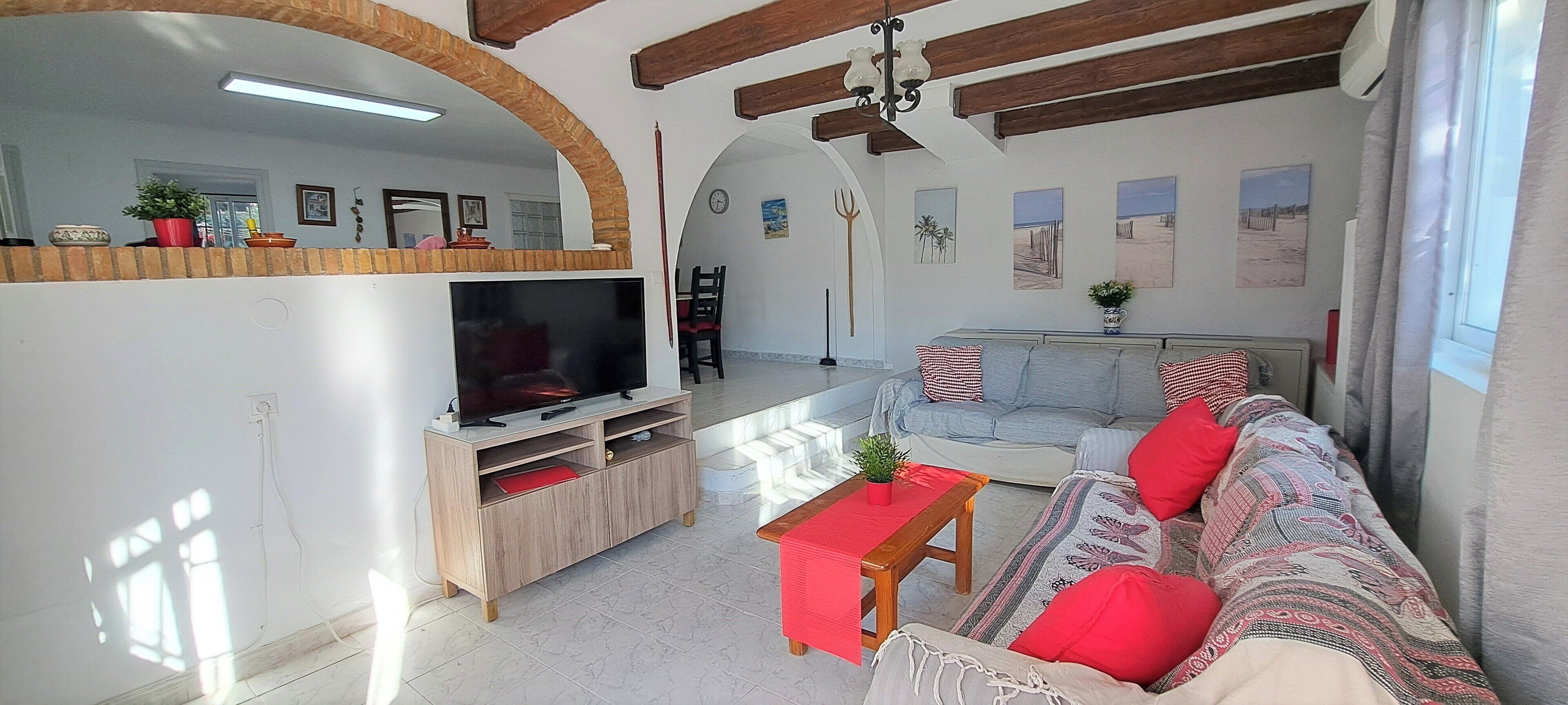2 Bed Villa - Sleeps 5 - Private Pool & Garden - Nerja