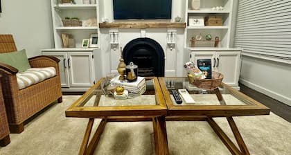 Cosy Hidden Gem with History. Next to Park. Pet Friendly.