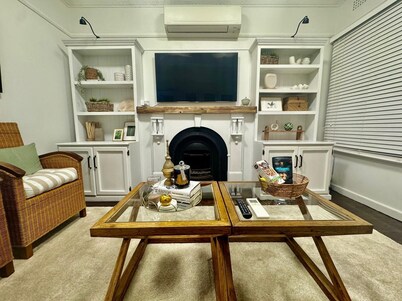 Cosy Hidden Gem with History. Next to Park. Pet Friendly.