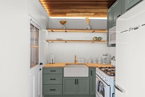 Een koelkast, een microgolfoven, een oven, een kookplaat