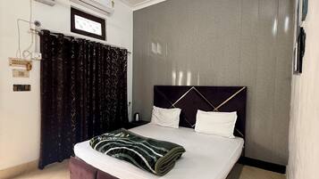 Deluxe Double or Twin Room | Blackout curtains, iron/ironing board, free WiFi
