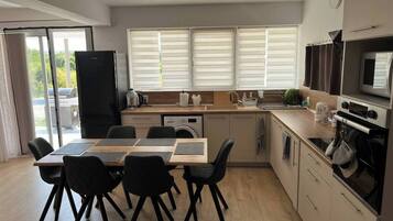 Micro-ondes, four, plaque de cuisson, tables Ă  manger
