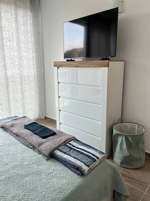 3 bedrooms, desk, iron/ironing board, WiFi