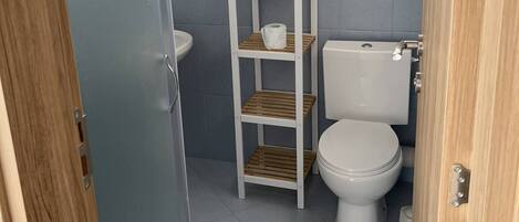 Dusche, Haartrockner, Handtücher, Seife