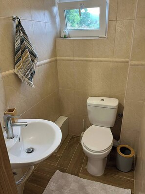 Doccia, asciugacapelli, asciugamani, sapone