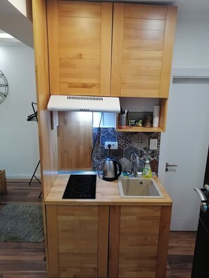 Refrigerador, placa de cocina, tetera/pava eléctrica