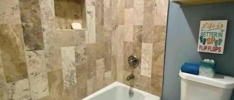 Asciugacapelli, asciugamani, sapone, carta igienica