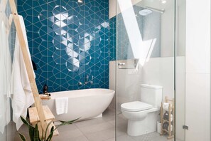 Shower, hair dryer - Aquabelle Six - the perfect Rye couples retreat (Rye)