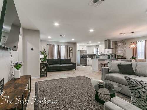 Luxury Downtown Retreat - Walk to Main St - Pet-Friendly, New Stylish & Comfy!