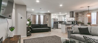 Luxury Downtown Retreat - Walk to Main St - Pet-Friendly, New Stylish & Comfy!