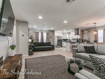 Luxury Downtown Retreat - Walk to Main St - New Stylish & Comfy!