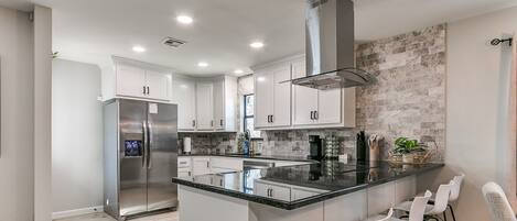 Een koelkast, een magnetron, een oven, een kookplaat