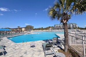 Pool - Modern & Sleek condo Beachfront Resort HHI for 6, private balcony & beach access (Hilton Head Island)