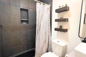 Haartrockner, Handtücher, Seife, Toilettenpapier