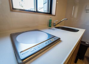 Kamar Double Standar, Bebas Asap Rokok | Dapur pribadi | Lemari es, microwave, kompor, dan ketel listrik