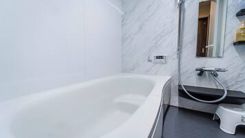 Superior Double Room, Non Smoking | Bilik Mandi | Tab mandi dan pancuran berasingan, kelengkapan dandanan diri percuma