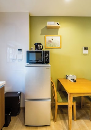 Standard Double Room, Non Smoking | Private kitchen | Fridge, microwave, stovetop, electric kettle - HANASTAY OKA (Osaka)