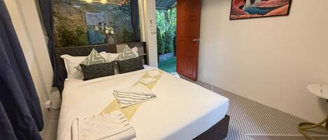 6 bedrooms, WiFi, bed sheets