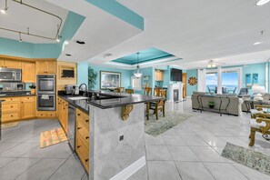 冷蔵庫、電子レンジ、オーブン、コンロ