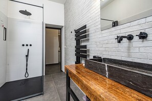 Shower, pengering rambut, kloset, dan handuk