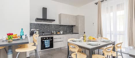 Apartament estàndard, 2 dormitoris, 2 banys (Lusa Apartment) | Cuina privada | Frigorífic, microones, forn i placa de cuina