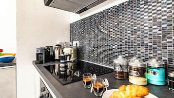 Apartamento standard, vários quartos, 2 banheiros (Lusa Apartment) | Cozinha privada | Geladeira, micro-ondas, fogão, cooktop