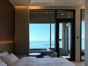 Egyptian cotton sheets, premium bedding, down comforters, free minibar - Hound Hotel Daecheon (Boryeong)
