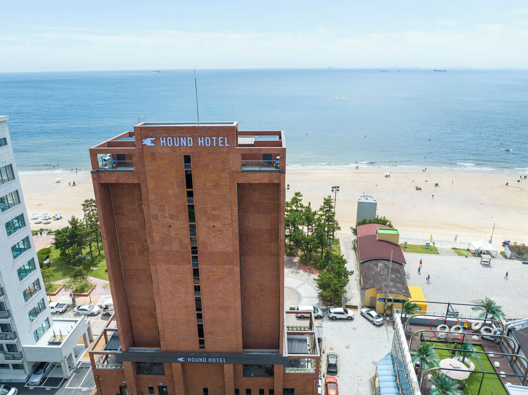 Ein Hound Hotel mit Blick auf Strand und Meer.