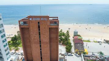 Ein Hound Hotel mit Blick auf Strand und Meer.
