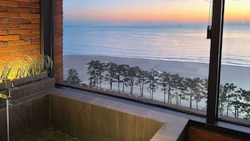 Terrace Spa Family Room | Private spa tub