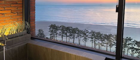 Terrace Spa Family Room | Private spa tub