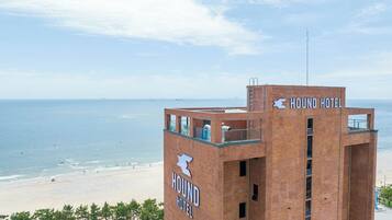 A HOUND HOTEL with a view of the beach and ocean.