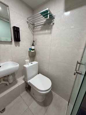 Phòng đôi tiện nghi đơn giản | Phòng tắm | Buồng tắm vòi sen, máy sấy tóc, khăn tắm, xà phòng 