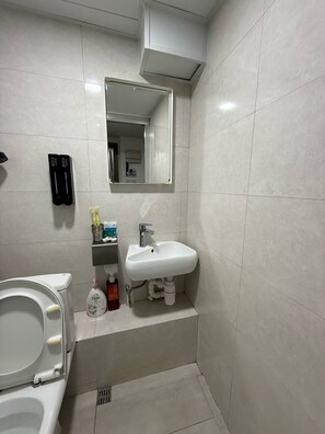 Deluxe Double Room | Bathroom - Rest Inn (Kowloon)