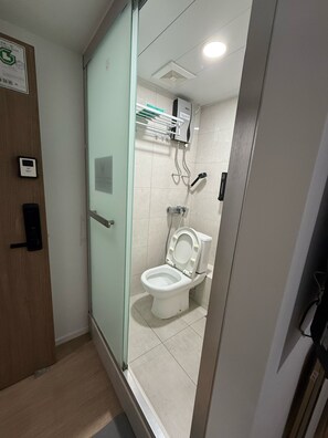 Habitación Deluxe doble | Baño | Ducha, secador de pelo, toallas y jabón