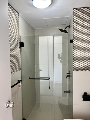 Haartrockner, Handtücher, Seife, Toilettenpapier
