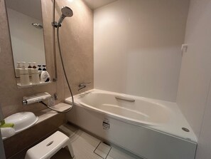 Sèche-cheveux, bidet, serviettes fournies, savon