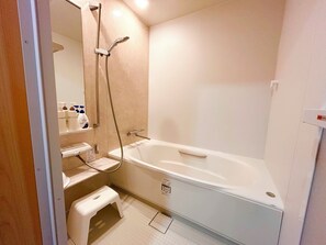 SĂšche-cheveux, bidet, serviettes fournies, savon