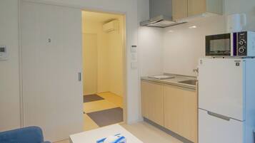 Standard Double Room, Non Smoking | Private kitchen | Fridge, microwave, stovetop, electric kettle