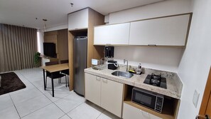 Réfrigérateur, micro-ondes, plaque de cuisson