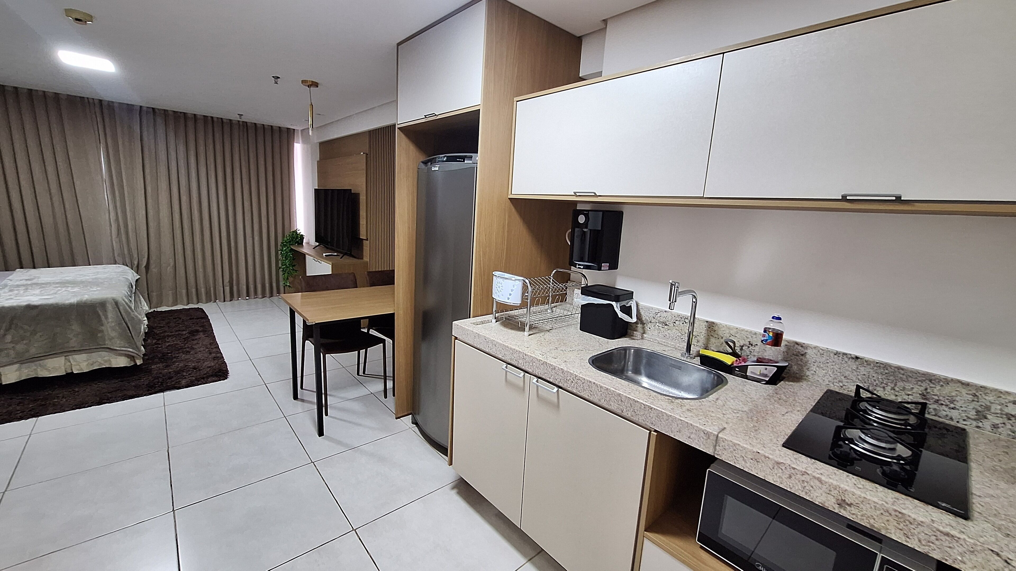 Geladeira, micro-ondas, cooktop, talheres/pratos/utensílios de cozinha