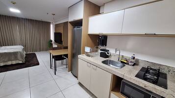 Geladeira, micro-ondas, cooktop, talheres/pratos/utensílios de cozinha