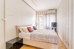 2 bedrooms, desk, iron/ironing board, travel crib