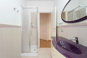 Shower, hair dryer, bidet, shampoo - Furio Family Flat, A Few Steps from Metro A Stop (Roma)