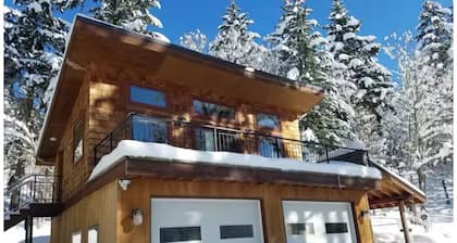 Pet friendly studio apartment in the woods near charming White Salmon