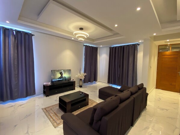 Living area - Spacious 3-bedroom apartment with AC, WiFi in beautiful Dar es Salaam (Dar es Salaam)