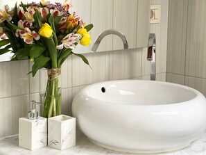 Apartment | Bathroom | Shower, hair dryer - Bed&breakfast Sorgo Palace - Deluxe Double or Twin Room With City View (Ston)