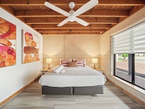 6 habitaciones, escritorio, tabla de planchar con plancha y wifi 