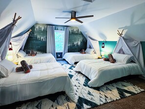 4 bedrooms, WiFi, bed sheets - Stunning Design-HTub-Game Rm-Camping Theme Bedrm (Madison)